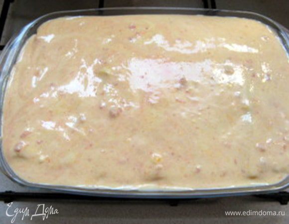 Залить каннелони соусом. Чтобы они равномерно подошли, соус должен быть довольно жидкий и каннелони должны утопать в нём. Если ваш соус загустел, разбавьте его тёплым молоком. Накрыть форму фольгой и запекать 20 минут при температуре 180 градусов.
Затем снять фольгу и выпекать ещё 20 минут.


