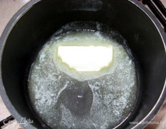 Растопить в сотейнике 40 гр сливочного масла.