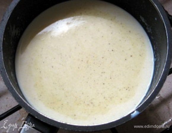 Варить соус на среднем огне минут 10, постоянно помешивая.