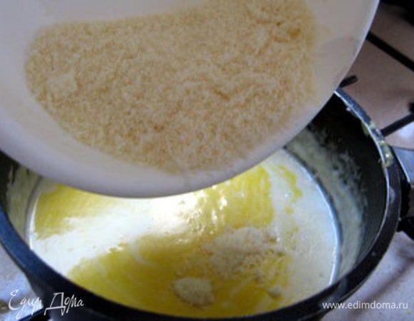 Оставшееся масло и тёртый сыр пармезан.

