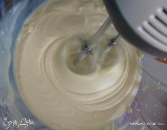 Для крема соединить молоко с мукой и варить на слабом огне,помешивая до загустения,затем остудить.Сливочное масло взбить со сгущенкой и смешать с молочной массой.