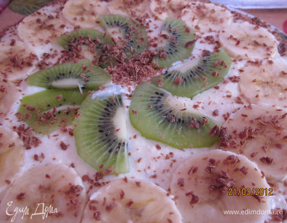 Коржи смазать кремом,сложить друг на друга.Верх и бока торта также смазать кремом.Украсить торт кусочками киви,банана. Бока обсыпала тертым шоколадом и сверху торта...готовый торт убрать в холодильник на 2-3 часа.И приятного аппетита!