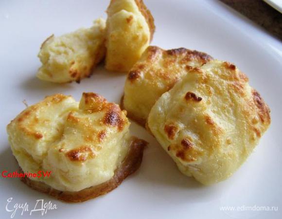 Яичной смесью смажем фигурки из картофеля (я обмакивала в яйцо), выложим на смазанный маслом противень. Выпекаем в предварительно разогретой до 250 градусов духовке до золотистого колера