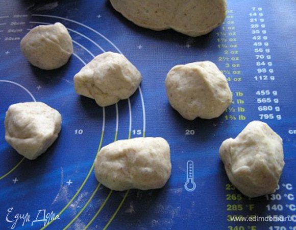 Затем тесто разделить на 15-20 частей.