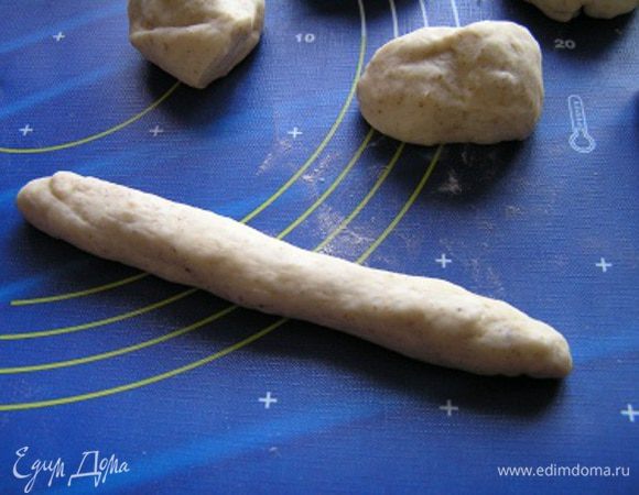 Каждую часть скатать в "колбаску" длинной 15-20 см,