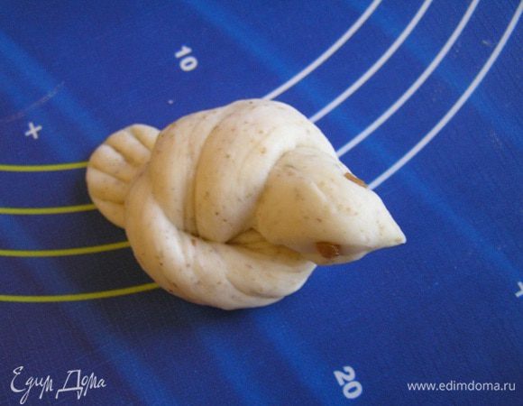 завязать узлом. Из верхнего конца сделать "головку с клювом", из нижнего "хвостик",сделав насечки с помощью тупой стороны ножа. Сделать "глазки" из изюма. Оставить на 30-40 минут в теплом месте, накрыв полотенцем.