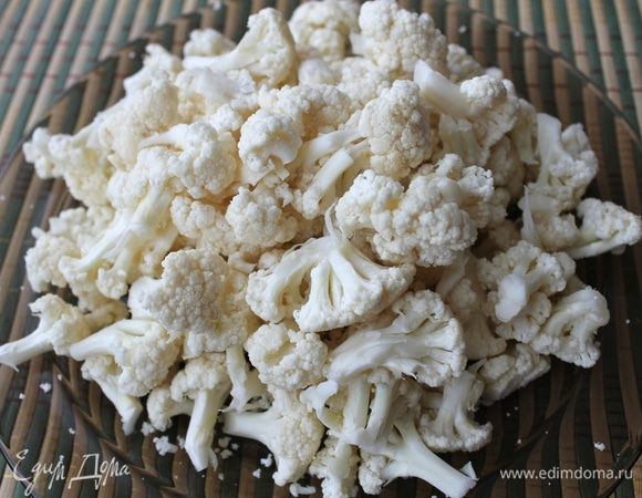 Капусту разберите на мелкие соцветия, промойте, залейте горячим бульоном, варите 20 мин.
Бульон я варила из одного куриного окорочка на 1,5 л воды. Добавила при варке лавровый лист и семена горчицы, а так же смесь специй для курицы. Помятуя о том, что капуста не слишком вкусно пахнет, когда варится, я бульон ароматизировала:) При варке капусты добавила ещё и немного тмина.