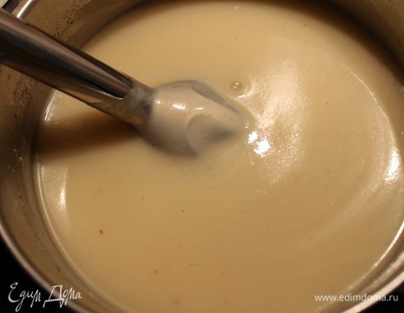 Отваренную капусту вместе с бульоном измельчить погружным блендером в пюре. Влить, помешивая, сливки, посолить, поперчить и прогреть. 