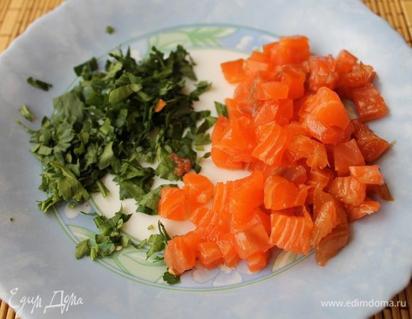 При подаче добавить порезанную кубиками сёмгу и рубленную петрушку.