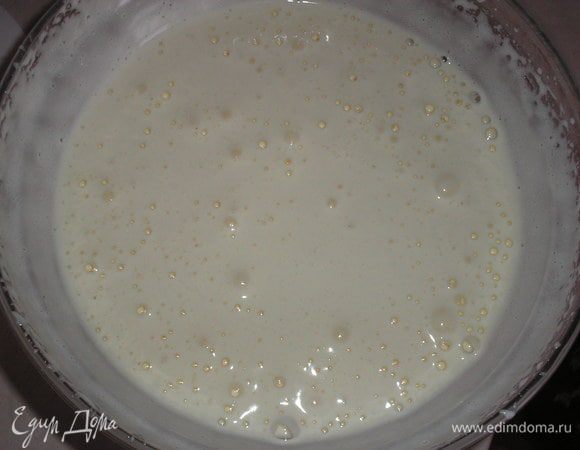 Выпекаем кокосовый корж: для этого яйца взбиваем с сахаром до побеления, увеличения в обьеме в несколько раз (как на бисквит).