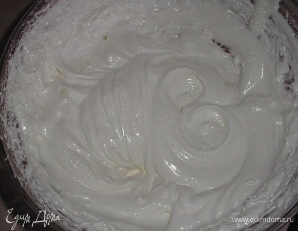 Гоотвим арахисовый корж: белки взбиваем в пену, добавляем сахар и взбиваем до крутых пиков.