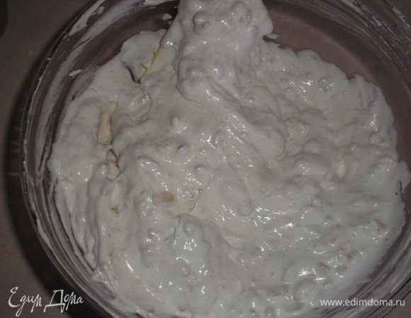 Подмешиваем арахис к белкам, добавляем муку, разрыхлитель, жидкий мед, перемешиваем.