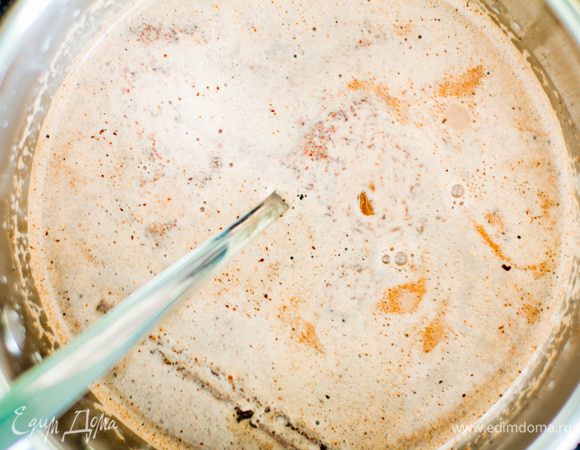 Добавьте шоколад и продолжайте нагревать, постоянно помешивая, до тех пор, пока шоколад полностью не растворится.