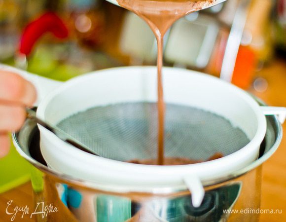 Снимите с огня, дайте напитку настояться в течение 5-10 минут. Процедите, чтобы удалить ваниль и корицу.