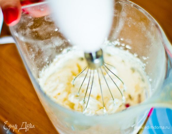 Взбейте сливки.