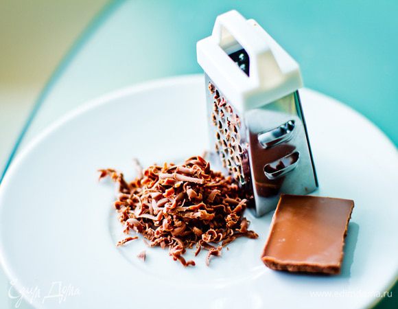 Украсьте каждую порцию напитка взбитыми сливками и тертым шоколадом.
