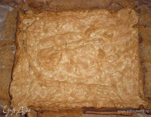 Выкладываем готовое тесто в форму для выпечки, застеленную пергаментом. Выпекаем 40 минут при темп.170 гр. Корж немного поднимается, а потом осядет. Хочу еще сказать, что это не безе, поскольку и время запекания и темп.  совсем другая.