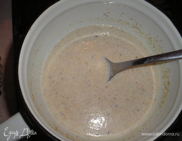 Готовим крем: 250 мл молока закипятить, добавить мелко молотые грецкие орехи и 2-3минуты проварить.