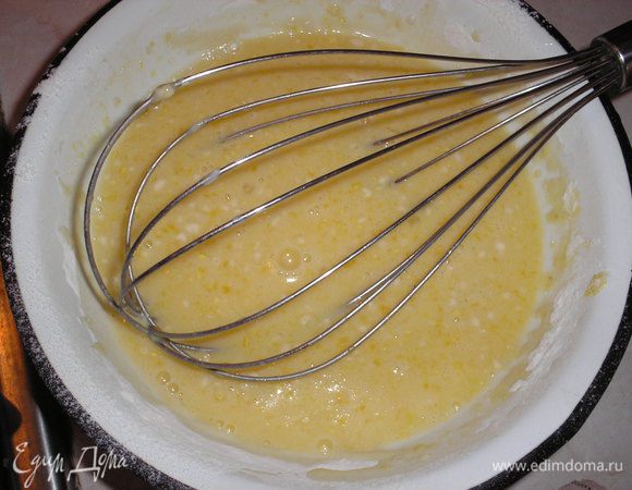 100 мл молока взбить с желтками, мукой, сахаром, крахмалом.