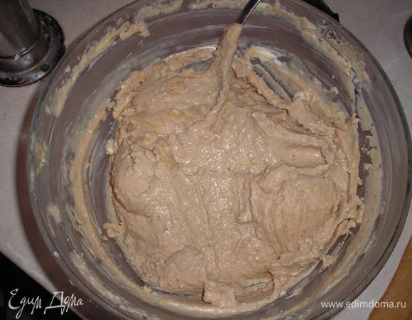 Мягкое масло взбить, по 1 ст.л добавлять ореховую массу. Все хорошо взбить,  в конце добавить коньяк.