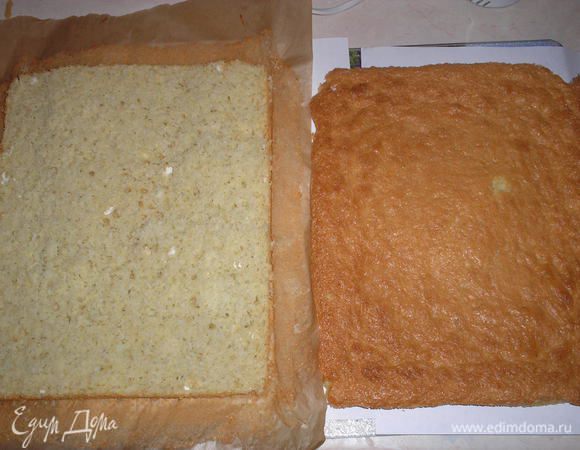 Кокосовый корж разрезать пополам.