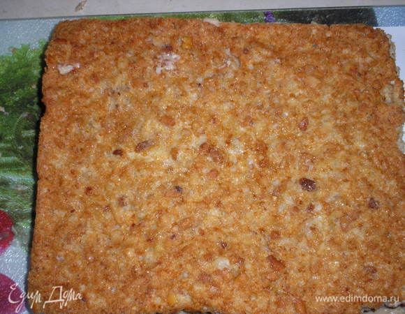 Выложить сверху арахисовый корж.