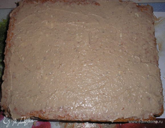 Смазать кремом и накрыть вторым кокосовым коржом. Сверху корж смазать тоже кремом и украсить по желанию(кокосовой стружкой, орехами). Охладить несколько часов.