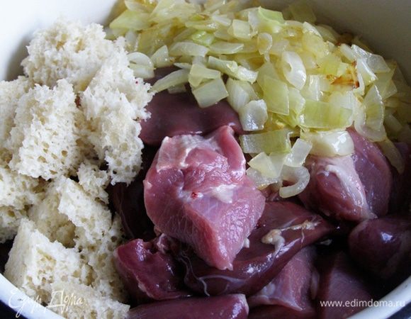 Лук мелко нарежем и обжарим на смеси оливкового и сливочного масла