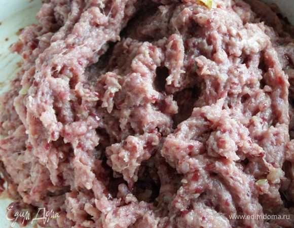 Печень, мясо индейки, хлеб и лук дважды пропустим через мясорубку.