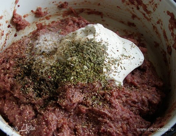 Посолим, добавим сливки, травы, перец. Фарш хорошо выбьем