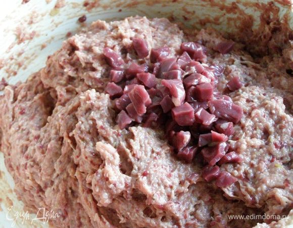 Сердечки нарежем мелким кубиком, добавим в фарш, перемешаем