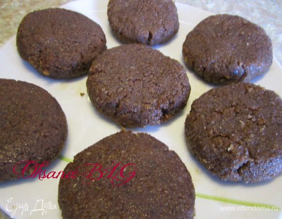 Второй вариант: мини-пироженко.
К бисквитной крошке добавить ганаш, хорошо перемешать. Сформировать основу для пирожного. Поставить в холодильник на 10 минут.