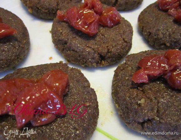 На основы выложить вишенку.