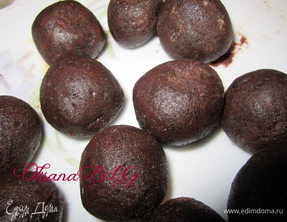 Третий вариант : Трюфель.
Бисквитную крошку, ганаш, вишню смешать, можно добавить немного мягкого масла. сформировать шарики. Поставить в холодильник на 10 минут.