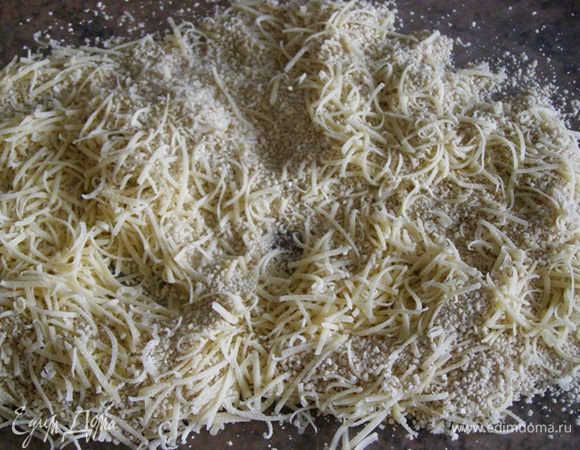 Для панировки смешаем панировочные сухари тертый на мелкой терке сыр