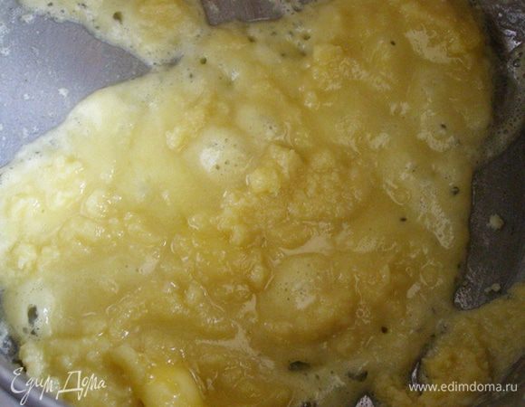 На растопленном сливочном масле на среднем огне слегка обжарим муку до появления легкого орехового запаха