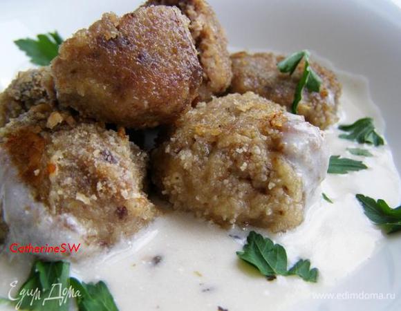 Первую партию фрикаделек я обжарила в духовке без соуса, вторую партию сначала залила соусом, затем запекла при 250 градусах около 15 минут. Второй вариант мне больше понравился