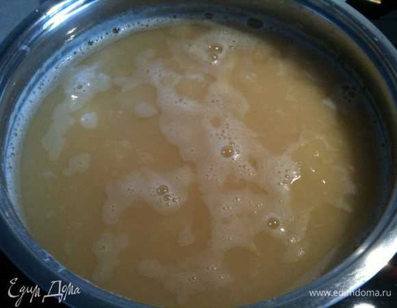 Добавить картофель в гороховую массу, долить воды, варить на среднем огне...