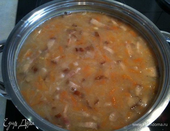 Добавить к гороховому пюре с картофелем. Посолить, добавить специи на ваш вкус и варить до готовности картофеля на среднем огне...