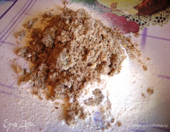 Муку просеиваем, добавляем орехи