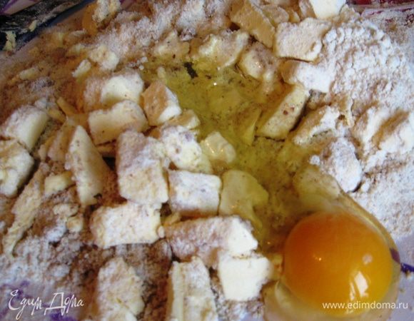 Рубим в крошку. Добавляем яйцо. 