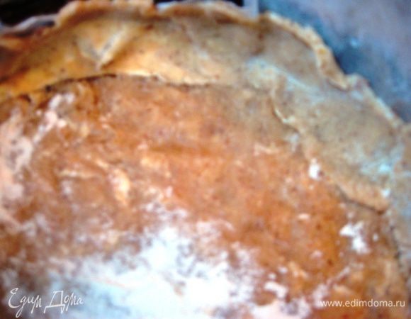 Тесто делим на две неравных части. Большую часть раскатываем, выкладываем в форму, выстеленную пергаментной бумагой. Делаем бортики.  