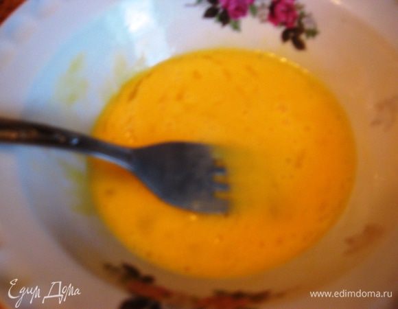 Смазываем взбитым яйцом. 