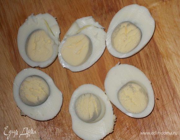 сваренные вкрутую яйца почистить и аккуратно разрезать пополам.достать желтки