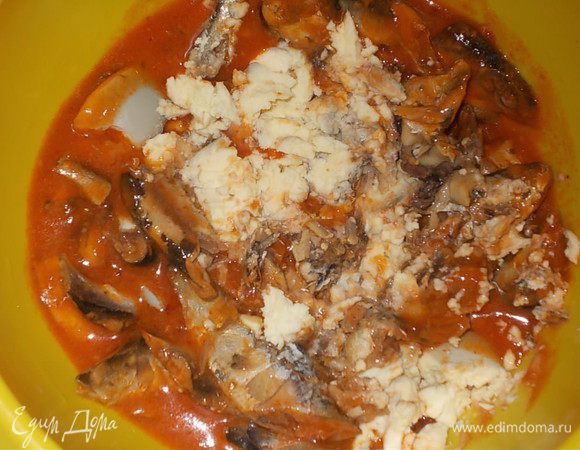 кильку размять вилкой вместе с желтками