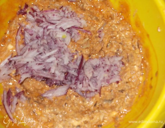 добавить мелко нарезанный лук,посолить,специи по вкусу