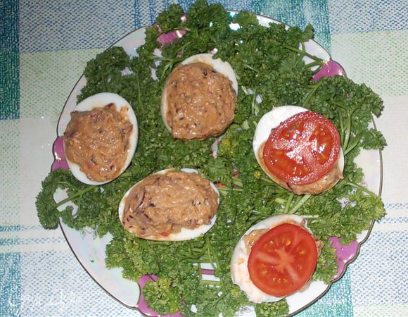 половинки яиц уложить на тарелку с петрушкой.