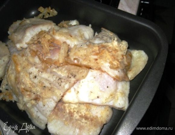 Понимаю, что адаптируясь к своим продуктам, я немного переиначила рецепт, но ведь главное идея, верно?
Итак. В журнале описано, как разделать рыбу на филе. Для этого необходимо промыть рыбу, ошпарить ее на минутку кипятком, затем слегка остудить. После этого кожа должна легко сняться. Если не случилось - повторить процедуру. Затем отделить мясо от костей. Я сразу купила филе, потому как ленивая жутко! Режем порционными кусками гр. по 100-150 каждый, обваливаем в муке и обжариваем на раст. масле с двух сторон.
