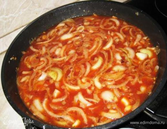 Перекладываем рыбу в жаропрочную форму. На оставшемся масле 2-3 минуты обжариваем половинки шалота, целые зубчики чеснока. Затем добавляем томаты, пиво, розмарин, лавровый лист, сахар, солим, перчим. Тушим 15-20 мин. 