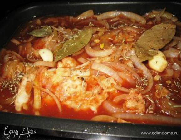 Заливаем получившимся соусом рыбу и запекаем при 180 гр 25-30 мин. Пока рыба готовится, нужно чем-то заняться, потому как запах стоит волшебный! Я приготовила пюре. В журнале написано, что это блюдо вкусно и холодным, но мы этого не узнали. Подала через 10 мин после того, как достала из духовки, а еще через 15 мин ничего не осталось. Приятного аппетита!